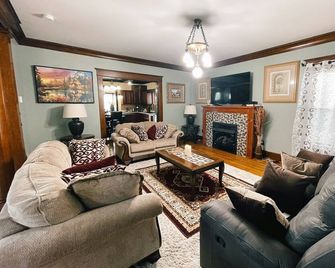 Victorian Home in Original Grandeur Downtown - Kokomo - Вітальня