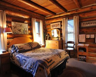 Historic Unique 1890's Log Cabin At Canyon Ferry Lake, pet friendly - Helena - Bedroom