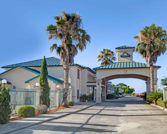 Days Inn & Suites by Wyndham Houston North/Spring - Houston - Building