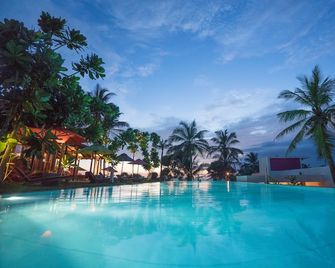 Utmt - Underneath The Mango Tree Spa & Beach Resort - Dikwella - Piscina