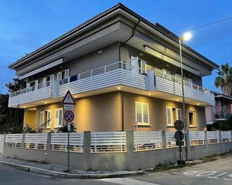 Apartments with garden 70 mt from the sea with free Beach service - Martinsicuro - Edificio