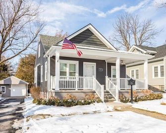 Bright, Beautiful & Cozy 4br/2ba Plymouth Getaway! - Plymouth - Building