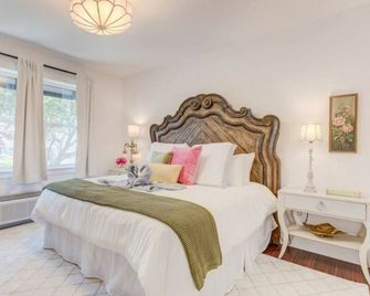 The Ivory Pearl Room/With the best rooftop view in Manteo! - Manteo - Bedroom