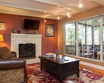 Sensational Lake Home 30 Minutes to Downtown Nashville - Mount Juliet - Living room
