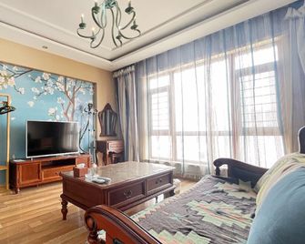Baike Business Apartment (Ganjingzi South China Plaza Branch) - Dalian - Living room