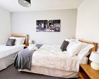 Spacious Family Bungalow with Garden for up to 7 - Epsom - Bedroom