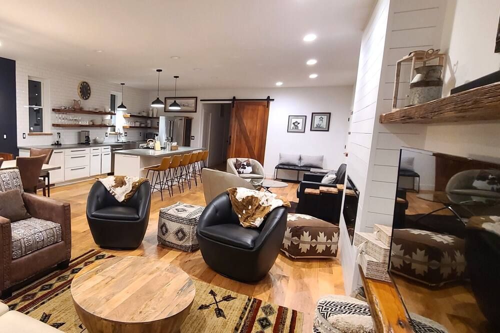 Luxurious, downtown loft with a warm, family feel - Sheridan - Living room