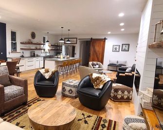 Luxurious, downtown loft with a warm, family feel - Sheridan - Living room
