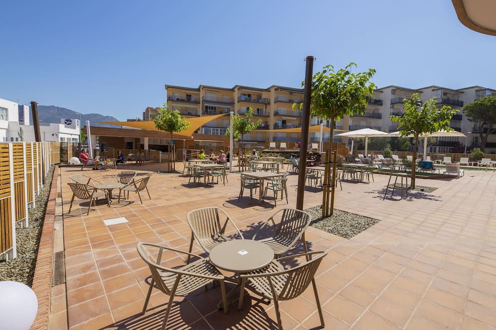 Prestige Sant Marc - רוזס - פטיו