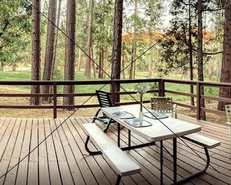 1B Heart of the Meadow at The Redwoods In Yosemite - North Wawona - Balcone