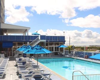 Adventurer Oceanfront Inn - Wildwood - Piscina