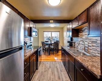 Astaria Theater! Next door to Colorado Mesa University Walkable Urban Home. - Grand Junction - Kitchen