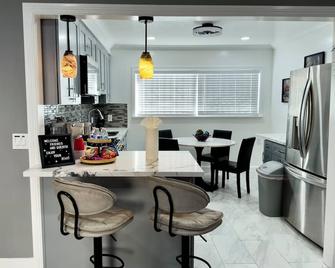 Modernhideaway-Sofi,forum,intuit - Hawthorne - Dining room