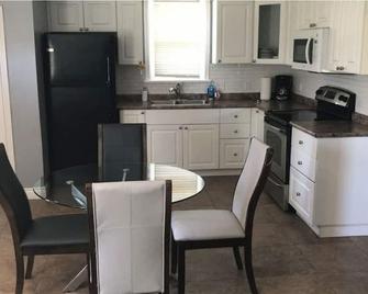 Cozy Family Sized House in Prime Bowmanville - Bowmanville - Kitchen