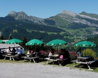 Old ,small ,typical Chalet In The Center Of A Mountain Village :le Grand Bornand - Le Grand-Bornand - Restaurant