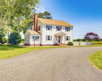 Updated Cape Charles Home ~ 2 Mi to Beachfront! - Cape Charles - Gebouw