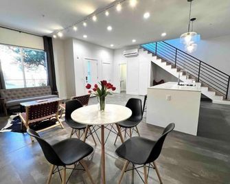 Downtown 3 Level Modern Condo 2 Private Balconies Unit B - Oklahoma City - Dining room