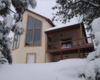 Gorgeous Mountain Cabin on 35 acres! Hot-tub & Spectacular views of Pikes Peak! - Divide - Edificio