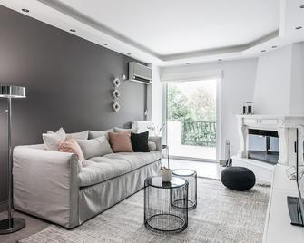 Upstreet Modernized & Spacious 2bd Apartment In Chalandri - Chalandri - Living room