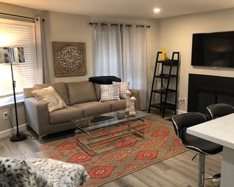 Luxury Newly Remodeled 3 Bedroom Duplex Unit - Everett - Wohnzimmer