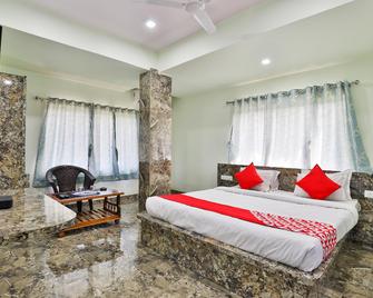 OYO Hotel Silver - Daman - Schlafzimmer