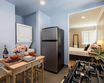 Urban Refuge - Opulent Retreat with Full Gourmet Kitchen & Washer / Dryer Inside - Burbank - Dining room