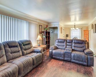 Family-Friendly Detroit Home 12 Mi to Downtown! - Detroit - Living room