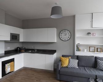 Greenstar Apartments - Dundee - Kitchen