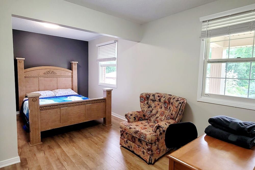 Niagara Falls Villa with Private pool, hottub, water view and Breakfast - ניאגרה פולס - חדר שינה