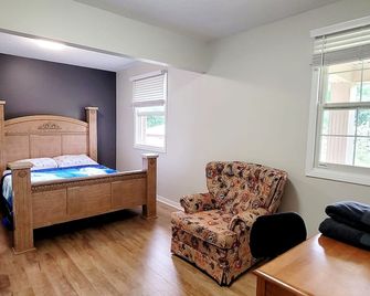 Niagara Falls Villa with Private pool, hottub, water view and Breakfast - ניאגרה פולס - חדר שינה