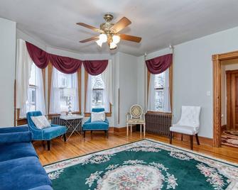 Front Royal Retreat about 1 Mi to National Park! - Front Royal - Living room