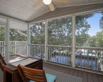 Direct water access to Charlotte Harbor and Gulf of Mexico with no bridges. - Bokeelia - Balcony