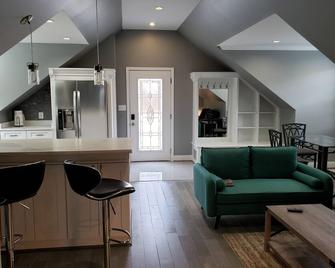 Enjoy a nice stay at our home on 4 wooded acre property close to Washington D.C. - Gainesville - Living room
