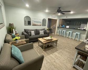Salty Vibes, condo in the center of Destin close to the beaches - Destin - Living room