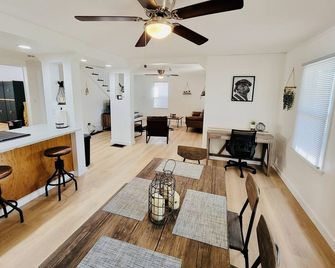 Beautiful Newly Renovated Modern Farmhouse (4bd/2ba) - Александрія Бей - Вітальня