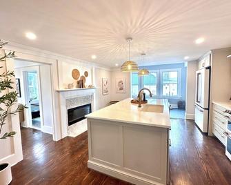 Luxurious Modern Prime location Kennebunk Cottage - Kennebunk - Kitchen