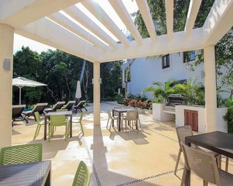 Beautiful Ground Floor Loft W/Enclosed Patio & Golf Course Views!!! - Akumal - Patio