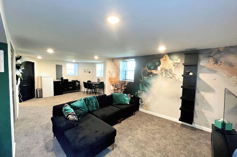 1 Bedroom 1 Bathroom Apartment with Private Entrance & Guest Suite - بالتيمور - غرفة معيشة