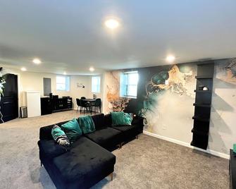 1 Bedroom 1 Bathroom Apartment with Private Entrance & Guest Suite - بالتيمور - غرفة معيشة