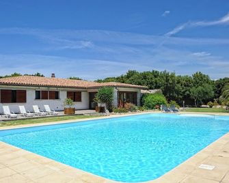 Poisson Rouge - Bonifacio - Uima-allas