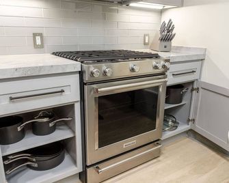 Bespoke 1 Bedroom - Private Patio & Fire Pit - סקרמנטו - מטבח