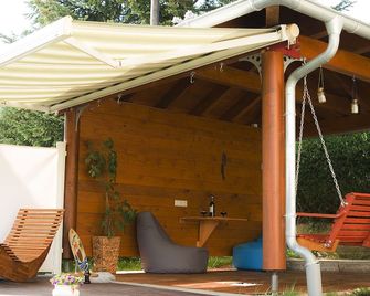 Entire House in Schwarzwald with mountain view, private Sauna, Gym, Garden and Terraces - Unterkirnach - Патіо
