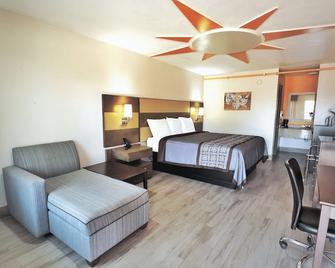 Scottis Inns & Suites - Shenandoah - Bedroom