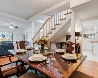 Newly remodeled dog-friendly 2 bedroom wine country home in the heart of Dundee - Dundee - Dining room