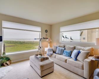 Walk to Beach Panoramic Splendor Westport Condo - Westport - Living room