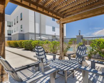 Hampton Inn Pleasanton - Pleasanton - Balkon