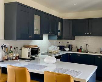 Impeccable 1-Bed Apartment in gated secure setting - Clonco Bridge - Kitchen