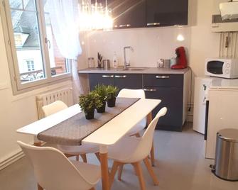 Very bright apartment in the historic center of joigny - Joigny - Comedor