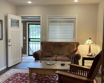 Albert Lea revival - Albert Lea - Living room