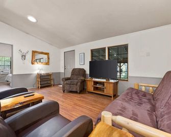 The Sequoia House - Kernville - Living room